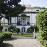 La villa Di Cagno ai civici 455 e 457. Tale struttura fu edificata nel 1890 ed � appartenuta all�ex sindaco di Bari Vito Antonio Di Cagno 